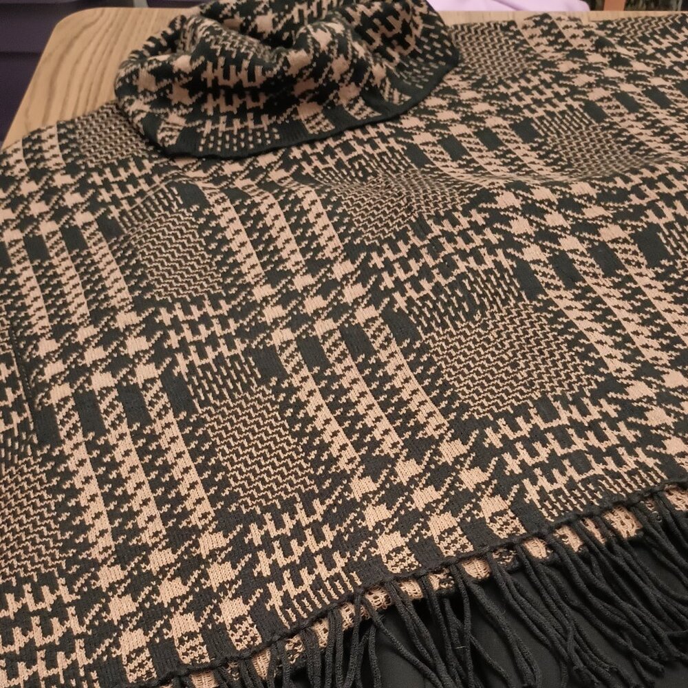 Chicos Size M/L Tan and Black Checkered Poncho (NWT)